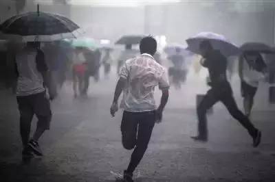 没有伞雨中奔跑图片图片