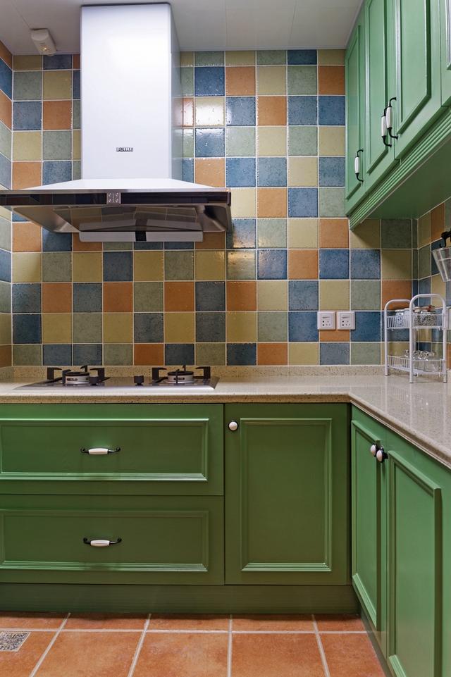 复古的瓷砖铺设配上草绿色的橱柜整体的效果非常清新自然,u字形的厨房
