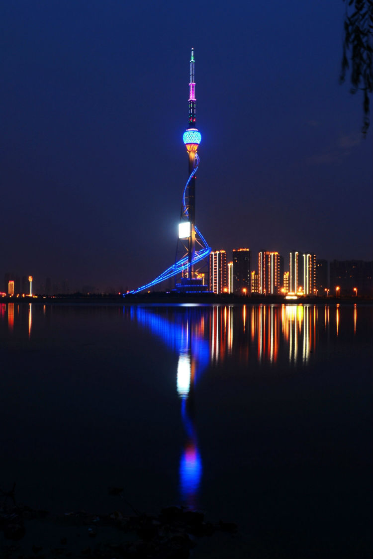 临沂广播电视塔夜景图片