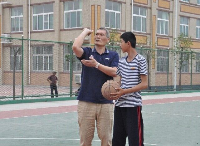 14岁身高2米16,中国小姚明获篮球名宿指导