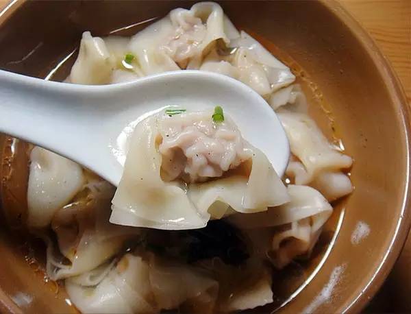 食 材:鸡蛋 (1只),猪肉末 (50克),小馄饨皮 (100克)做 法:1,鸡蛋打入