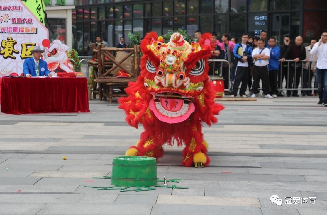 咚咚咚撑~~抢先奉上!南海醒狮今日震撼全场,过半百头醒狮高飞低走