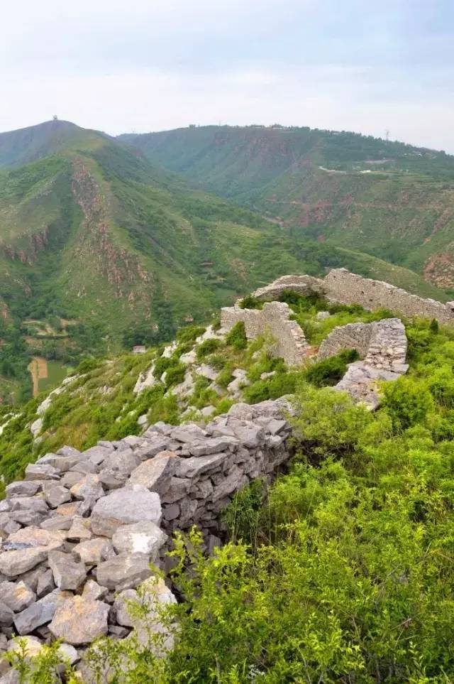 新密的尖山風景區,距離鄭州僅僅35公里,是個開發不太嚴重的小山,還