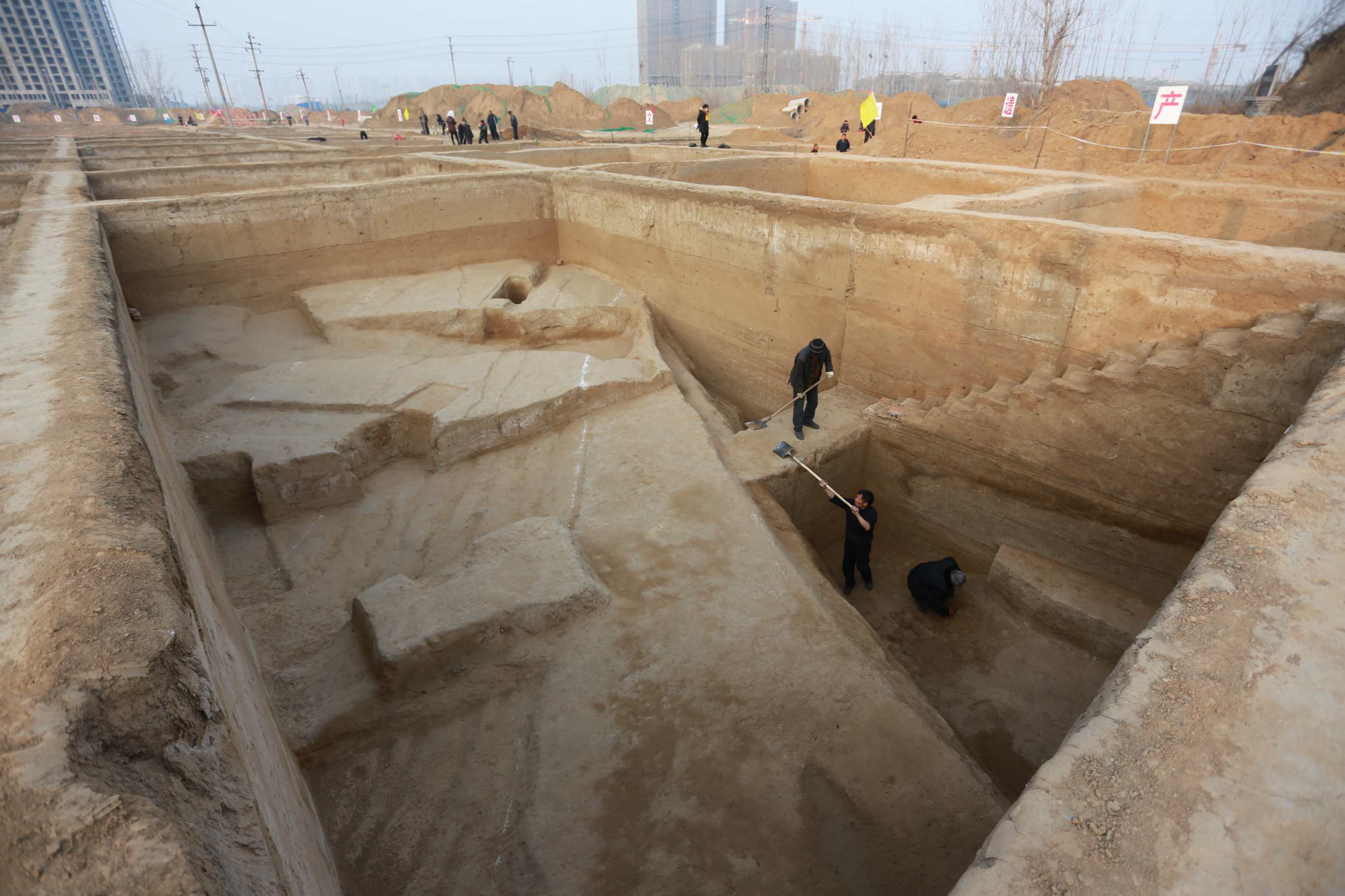 2017年2月19日,河南新郑,考古人员发掘出的瓮城夯土墙体遗址