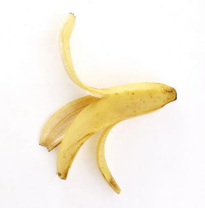 步骤一:首先吃剩下的香蕉皮不要扔把它洗净放到碗中捣碎准备材料:香蕉