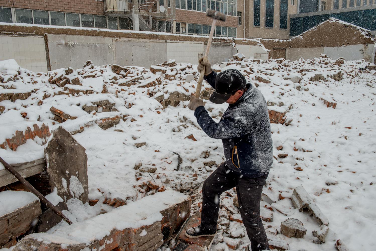 六旬老汉大雪天废墟中抡铁锤凿钢筋卖钱补贴家用