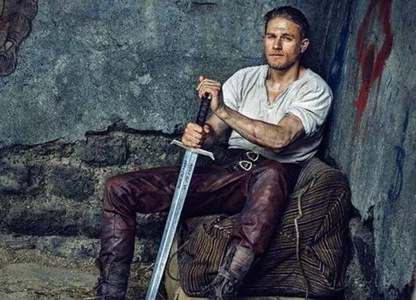 《亚瑟王:圣剑传奇》发布全新预告片 查理·汉纳姆拔出石中剑
