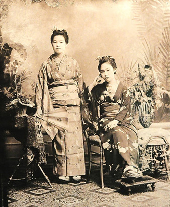 照片中的这对小姐妹就是当年日本南洋姐中千百个阿崎的缩影