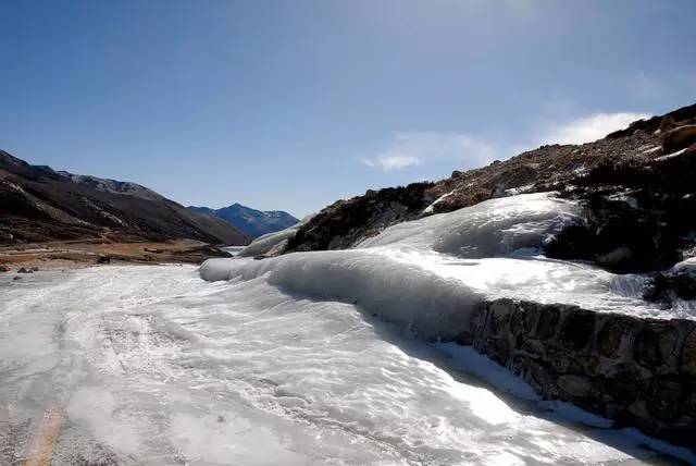 康定機場海拔4千米一座位於雪山下和雲上的機場