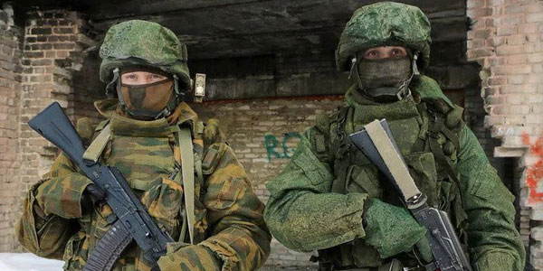 俄军展示新型防弹衣套装 沿用43岁老钢盔