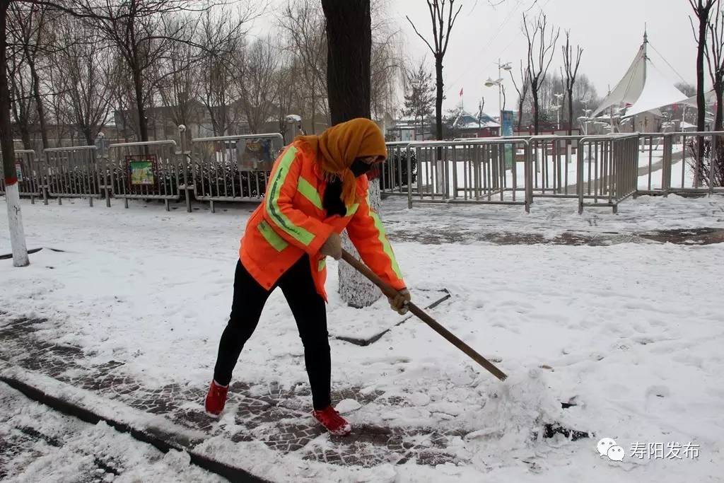 环卫工人街头浴雪奋战成为最靓风景