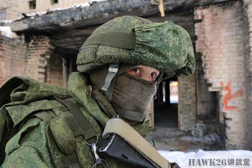 俄罗斯展示新型防弹衣套装 沿用43岁老钢盔