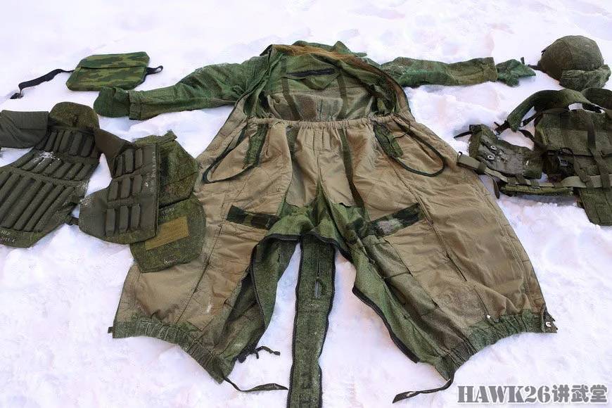 俄罗斯展示新型防弹衣套装沿用43岁老钢盔