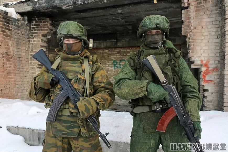 俄罗斯展示新型防弹衣套装 沿用43岁老钢盔