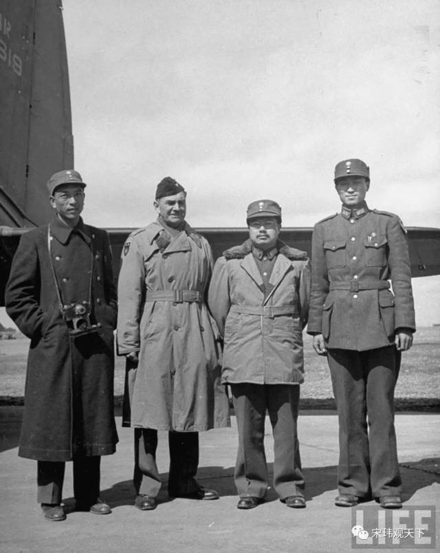 5北京,国共代表前往机场欢迎军调美方代表亨利白瑞德将军,左二为耿飚