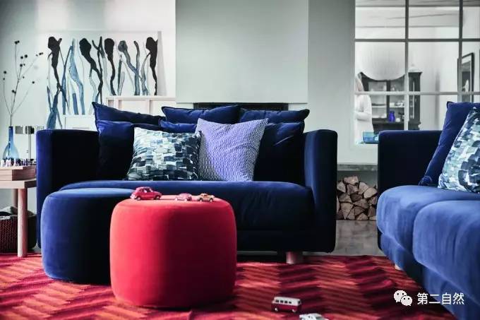 沙发,地毯和玻璃器皿的深蓝色散发着静谧的感觉;原木的浅色透出自然的