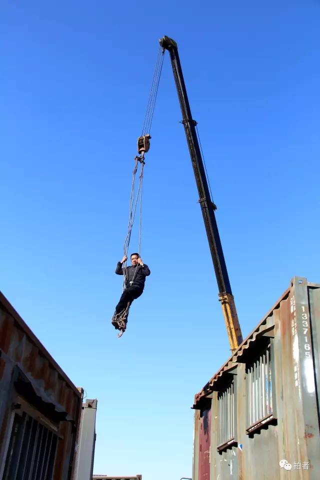 第三名2月14日,大兴区博兴路,一辆起重机把一个人在空中吊起