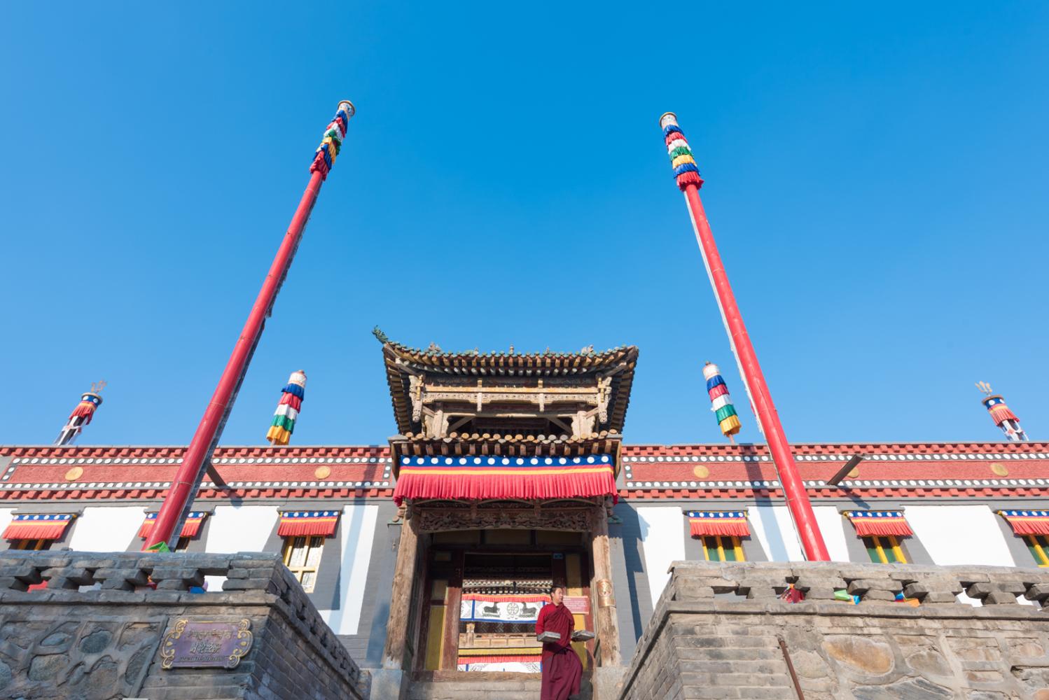 青海最土豪的寺庙,建大殿的屋顶就用了1300两黄金