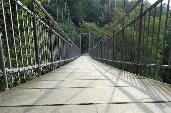 铁索桥,座落在泸定县城大渡河上,是中国现存的古老铁索桥之一,又称