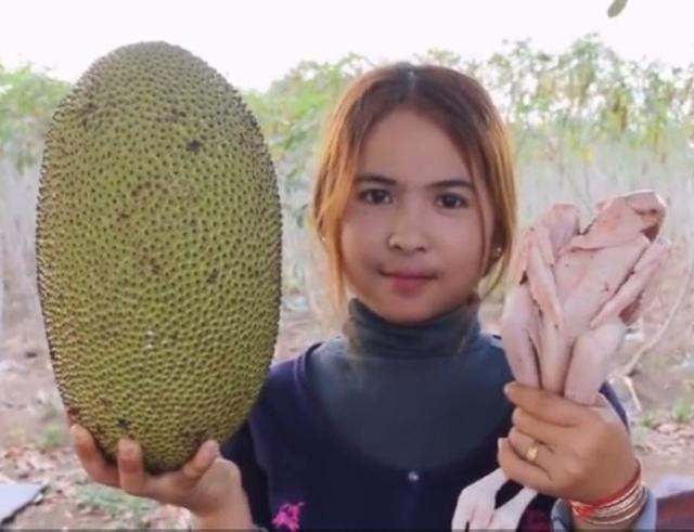 柬埔寨两姐妹用菠萝蜜做鸡肉