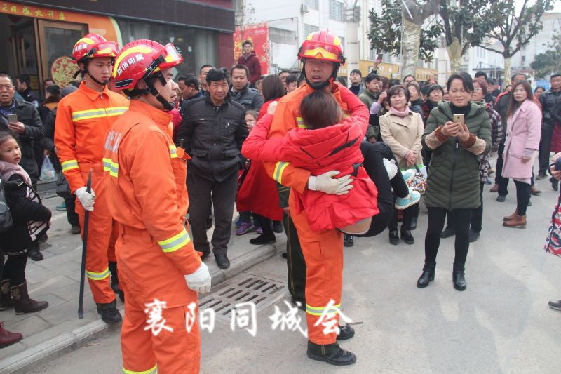 消防员救女孩公主抱图片