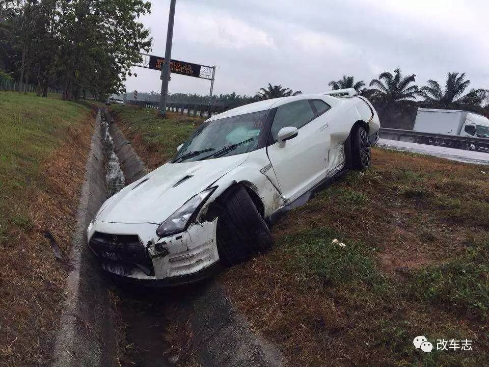 秋名山車神用漂移過彎本以為技術很屌沒想到人和車都掉溝裡了