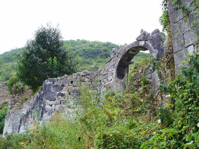 旅游 沿"灞陵桥"边的古驿道登关索岭,古驿道上分布有"双泉寺"马刨