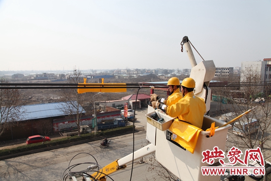 帶電班在市公司帶電班的現場指導,觀摩下,首次自主開展不停電作業項目