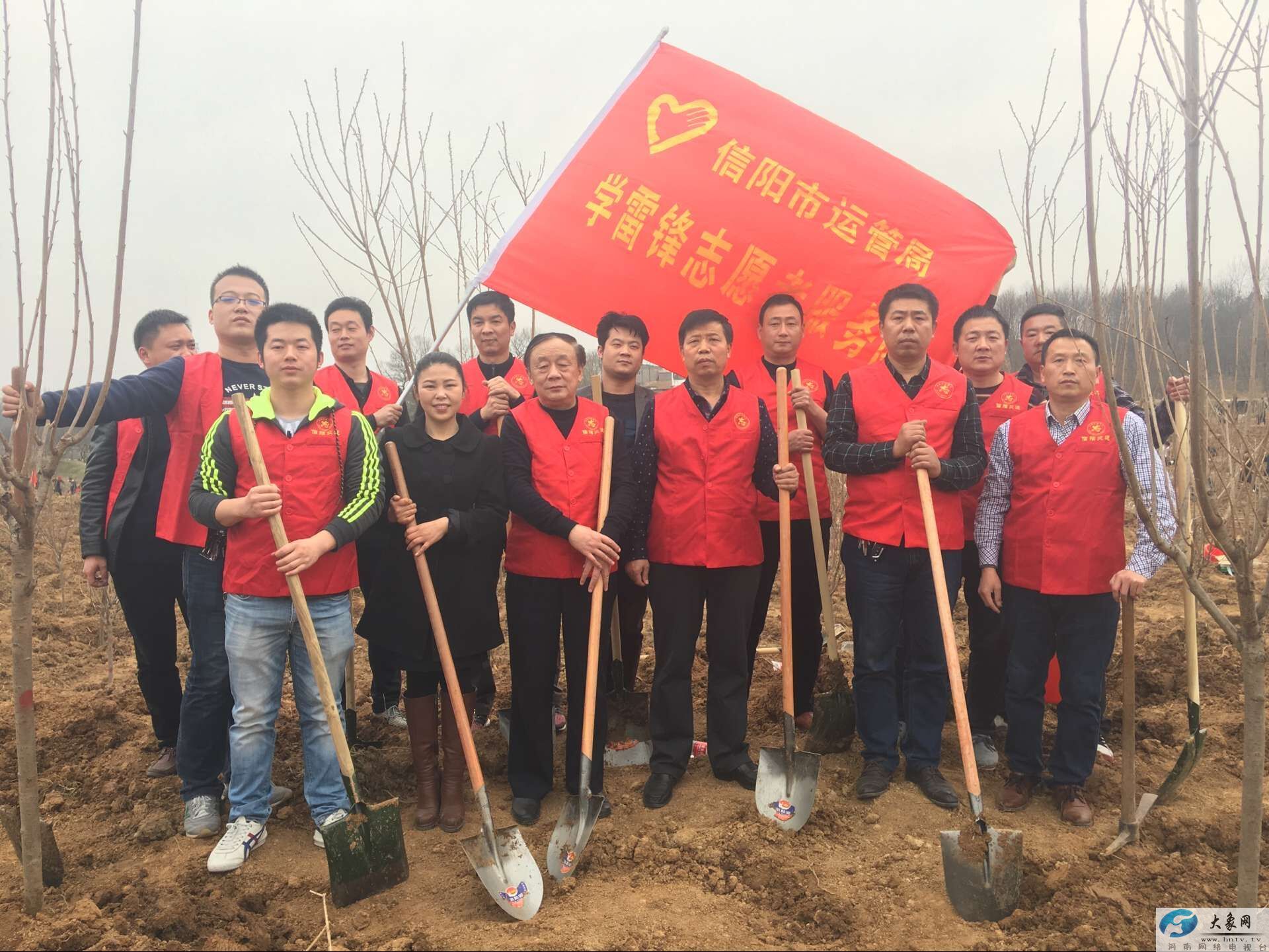 信阳市运管局组织开展学雷锋义务植树活动