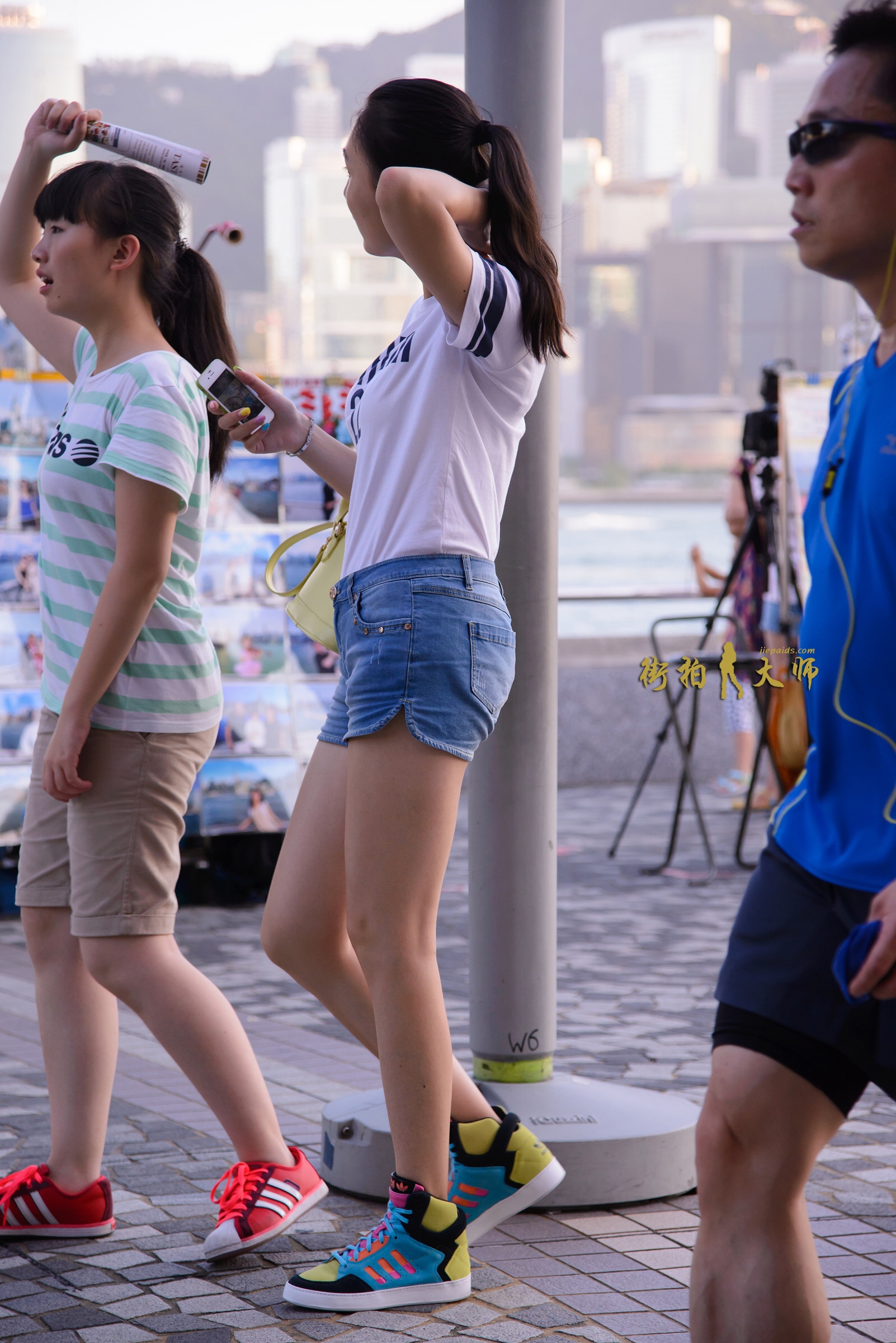 三、广州白云区微信品茶上课群街拍中的热裤穿搭