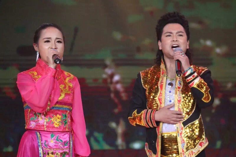 佳银卓玛和花儿王子索南孙斌一起在全国少数民族文艺调演活动中对唱