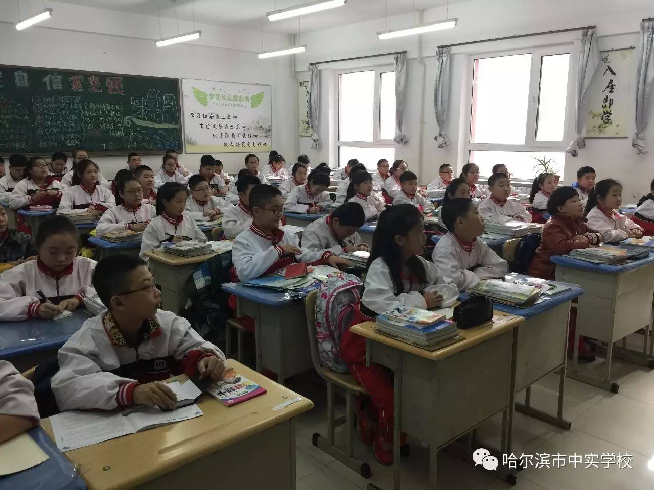 中实学校开学第一天孩子们充满活力迎接新学期