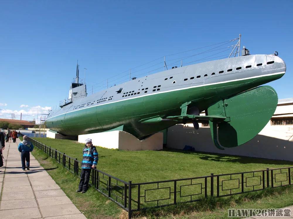 在圣彼得堡,有一座潜艇纪念碑,是用一艘d