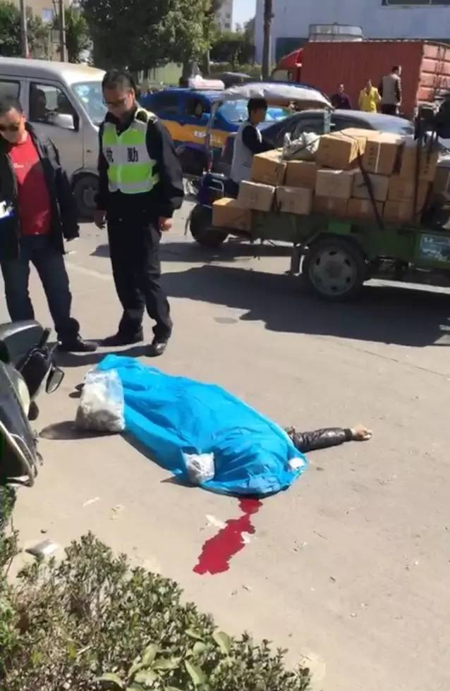 视频温州惨烈车祸男子骑电瓶车走机动车道被碾压