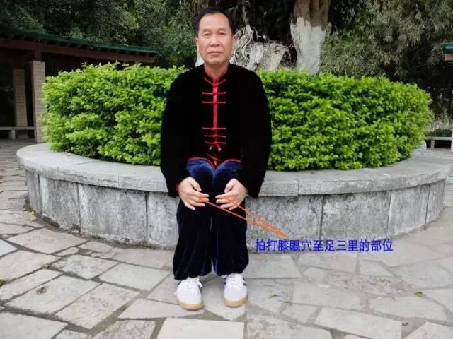 松腰松胯地自然坐好,松肩,松肘,松腕,舒指,用手掌拍打膝部的三個位置