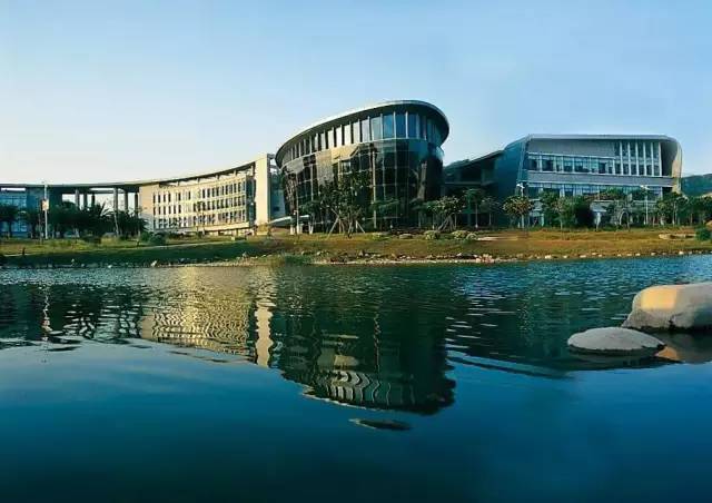 厦门理工学院图书馆的前身是鹭江职业大学图书馆,创建于1981年9月