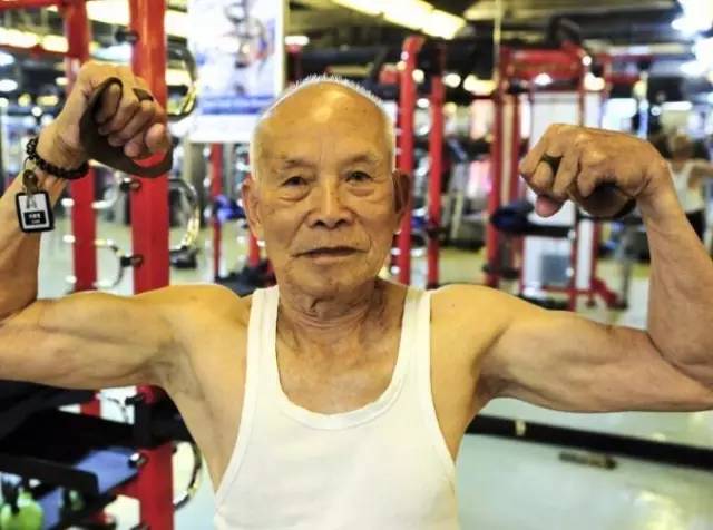 在广州有一位94岁高龄的老人名叫沈华,他从70岁开始健身,坚持了24年