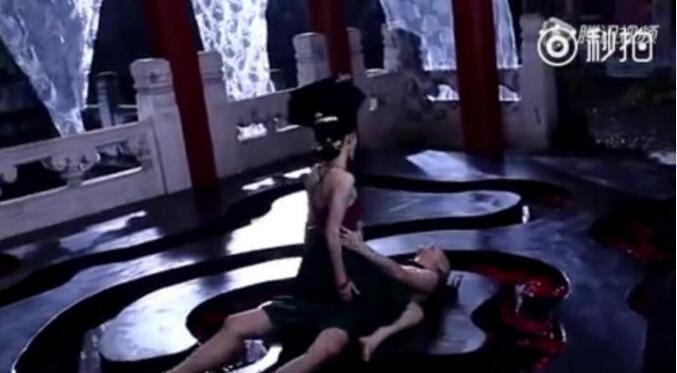 内容正是是赵丽颖和朱梓骁在电影《宫锁沉香》中合作的那场一段床戏的