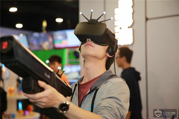 新葡萄娱乐场VR眼镜和VR头戴式显示器哪个更好