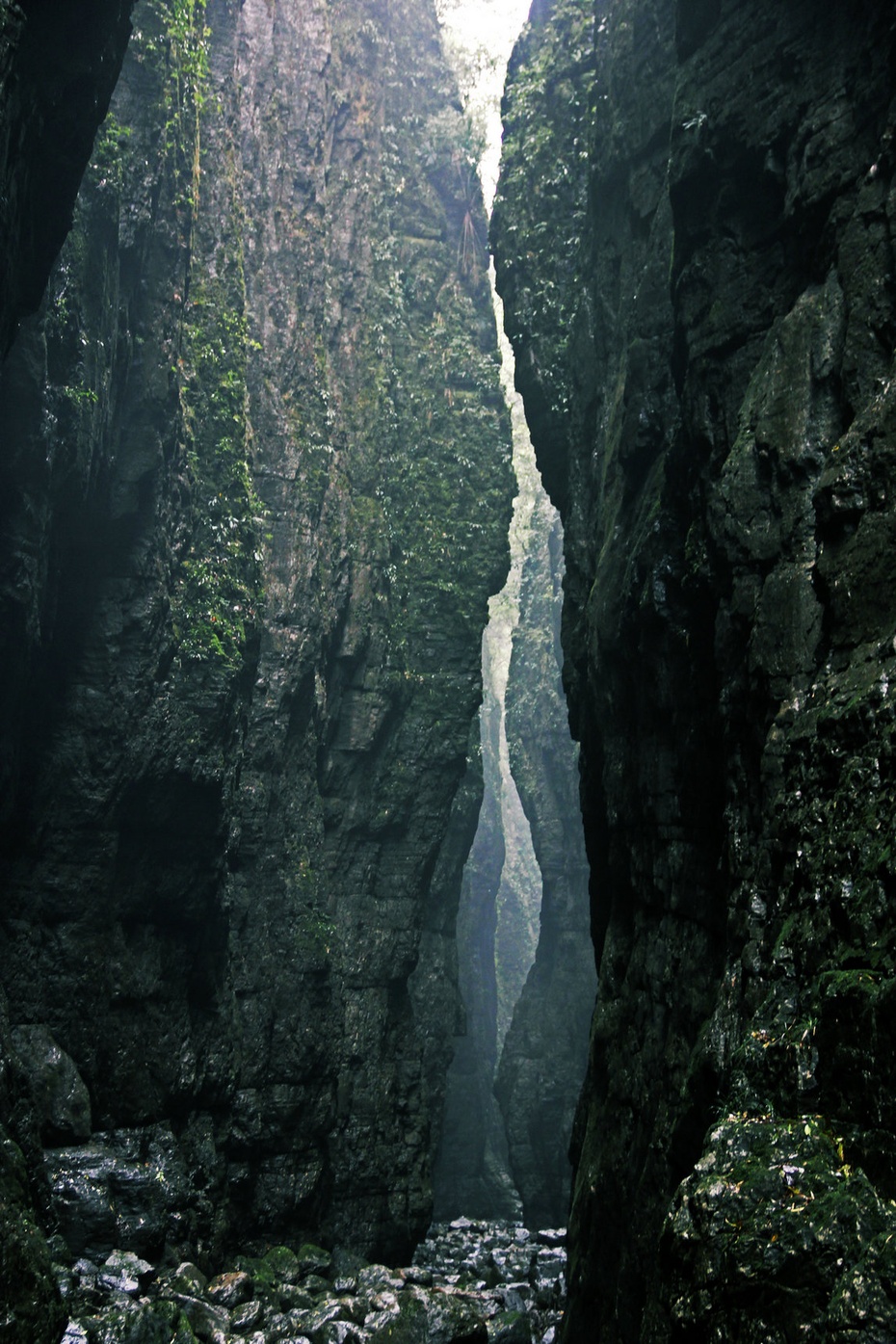 天井峡雨中钻地缝;幽,深,险,奇景叹天工—鄂