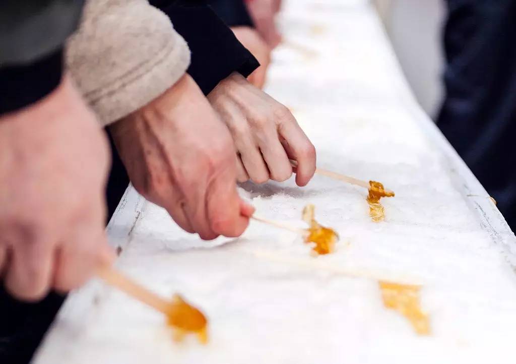 在枫糖小屋可以亲身体验传统枫糖制作的过程,把刚熬出来的滚烫枫糖浆
