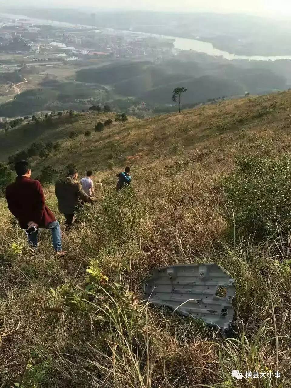 前天,一辆小轿车"飞下"横县六景霞义山