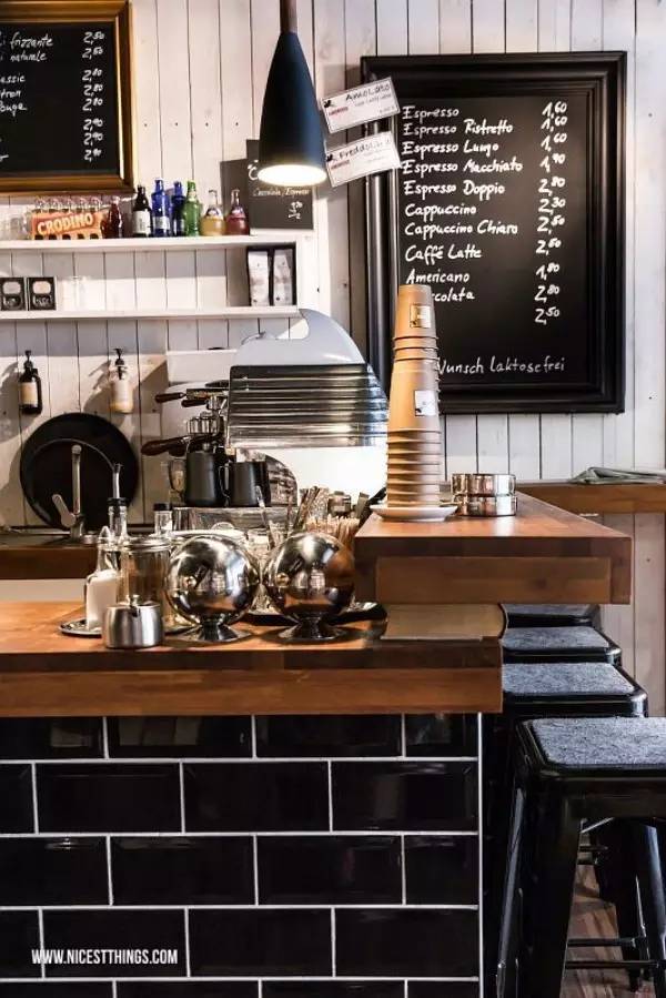 对于一家专业的咖啡店来说,吧台的设计和装修是至关重要的部分,是咖啡
