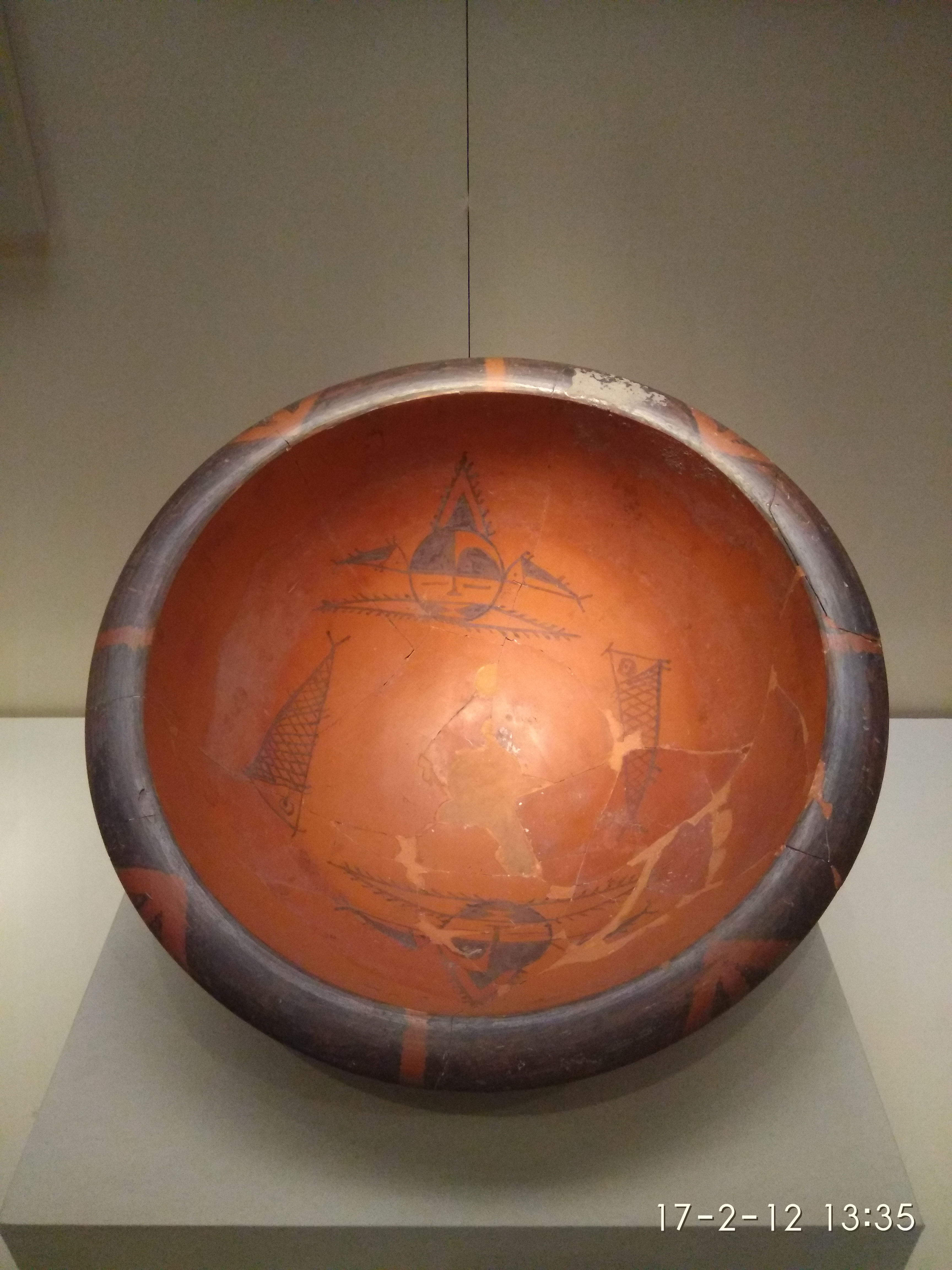 新石器时代仰韶文化彩陶人面鱼纹盆(这个在历史课本里面都有的)