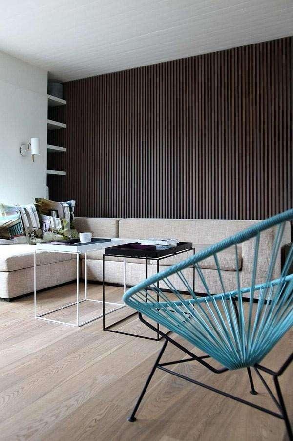 沙发后深色的防腐木做的背景墙,带着条纹状的视觉效果,更具亮点