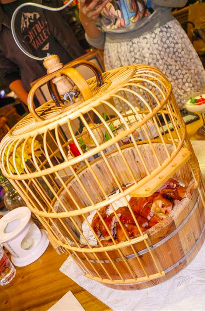 到酒吧,餐厅,咖啡馆混血儿的胡桃里吃鸟笼里的鸡
