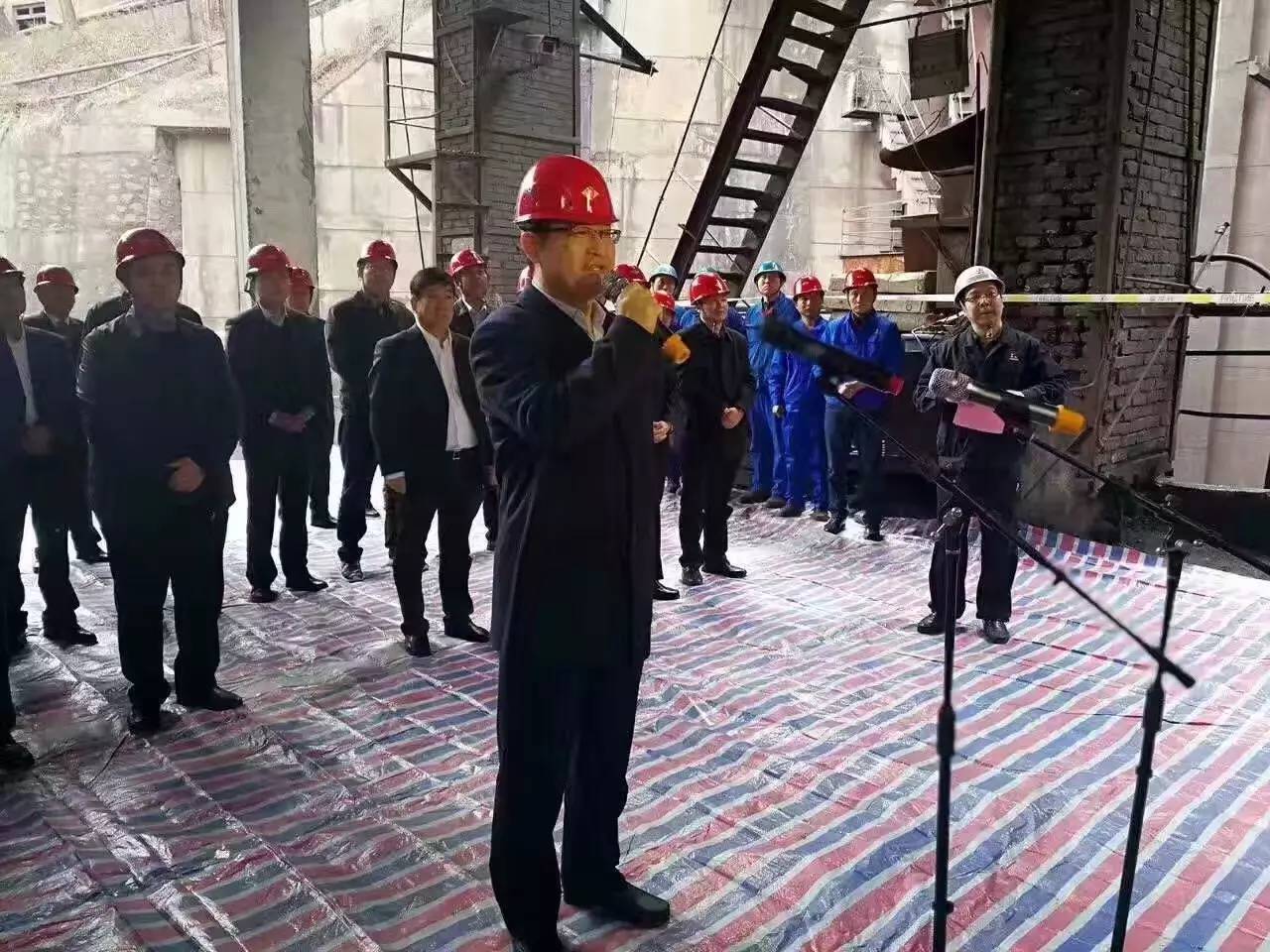 市长周景祥在开炉仪式上致辞,他说,略钢厂自1959年建立以来,为汉中