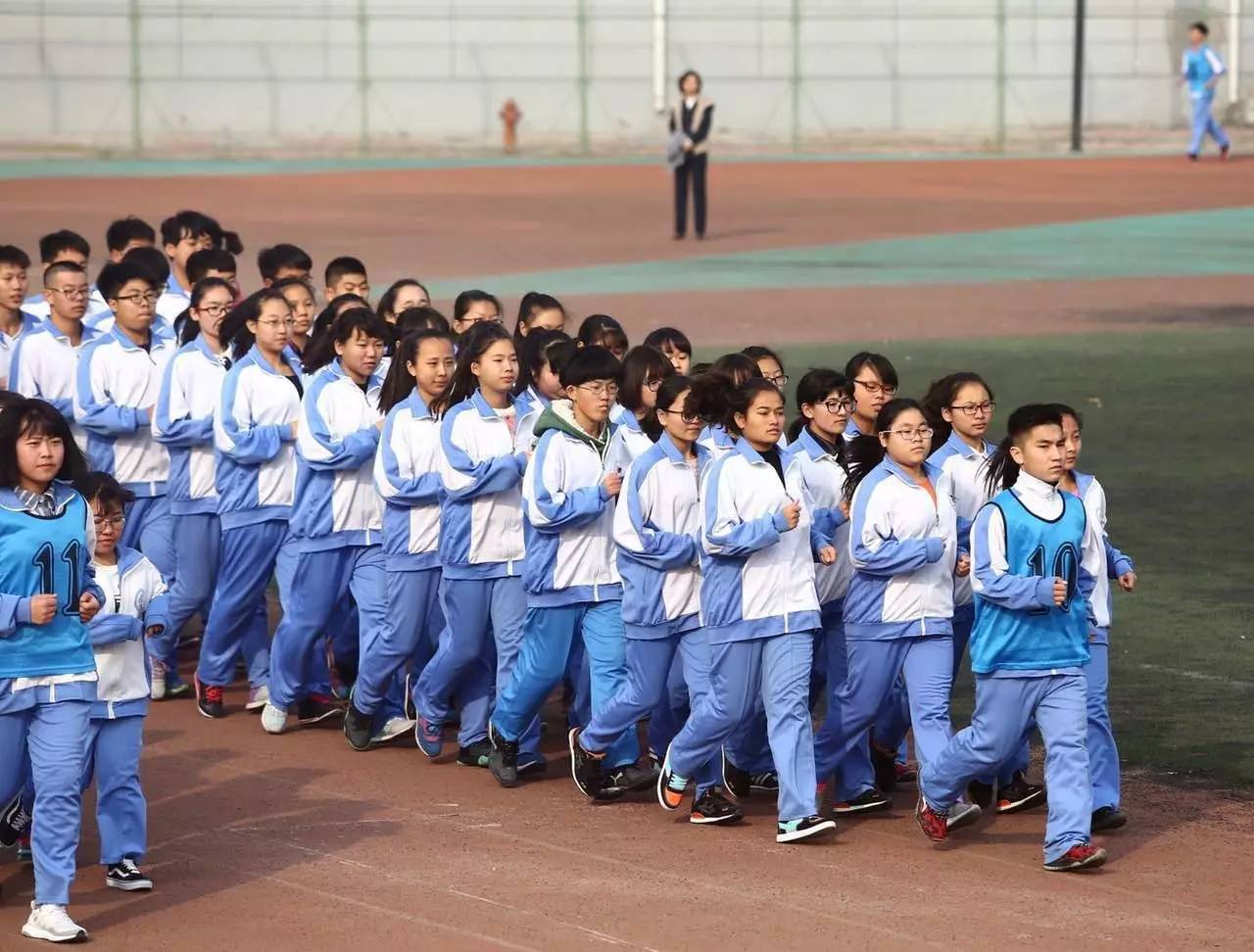 天津第一中学校服图片