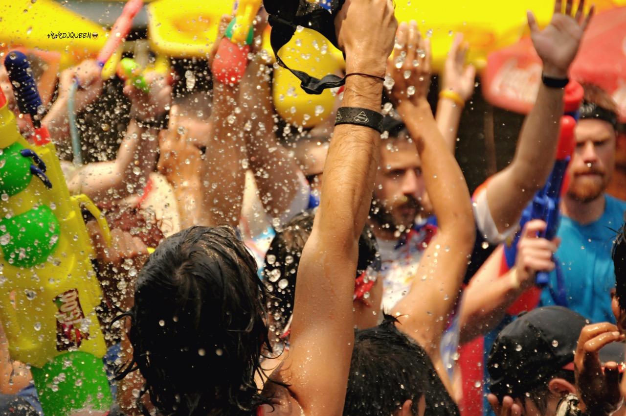 是庆祝泰国新年的重要节日,人们互相泼水来庆祝,共同欢庆节日