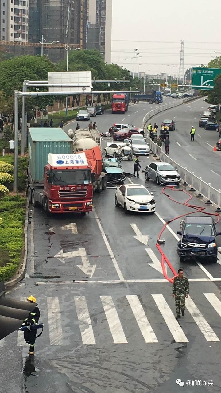 刚刚东莞发生惨烈车祸十余车被毁连奥迪q5都撞成废铁